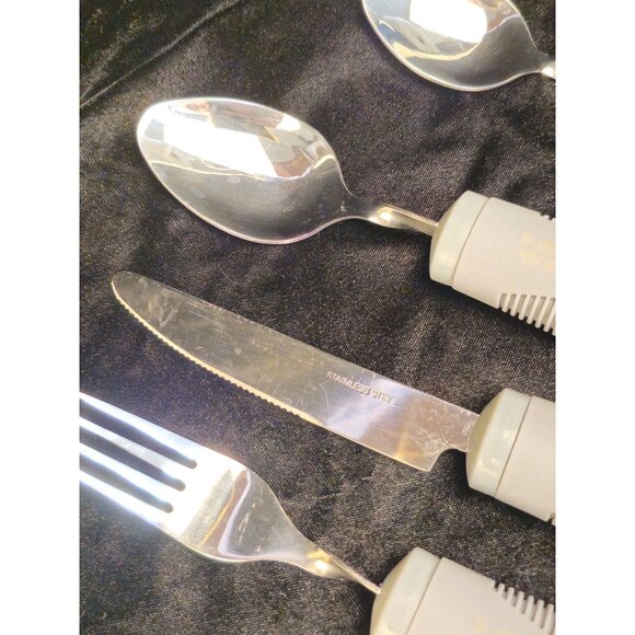 Adaptive Utensil Set With Textured Handles & Stainless Steel Blades - Picture 4 of 6